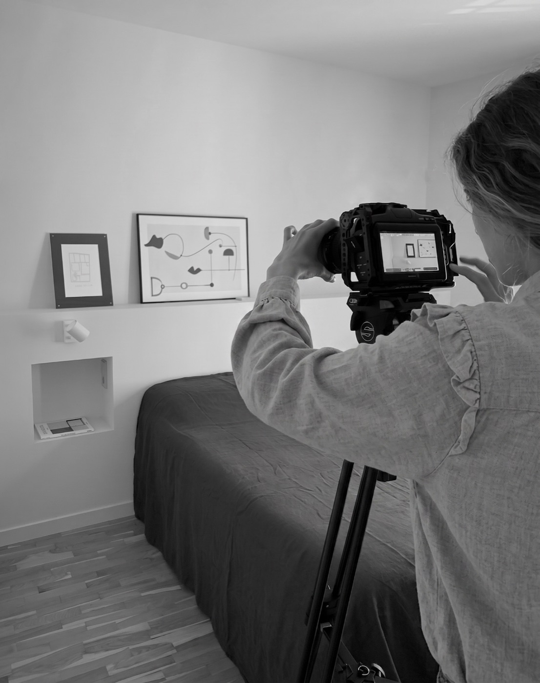 Inés filmando con cámara sobre trípode