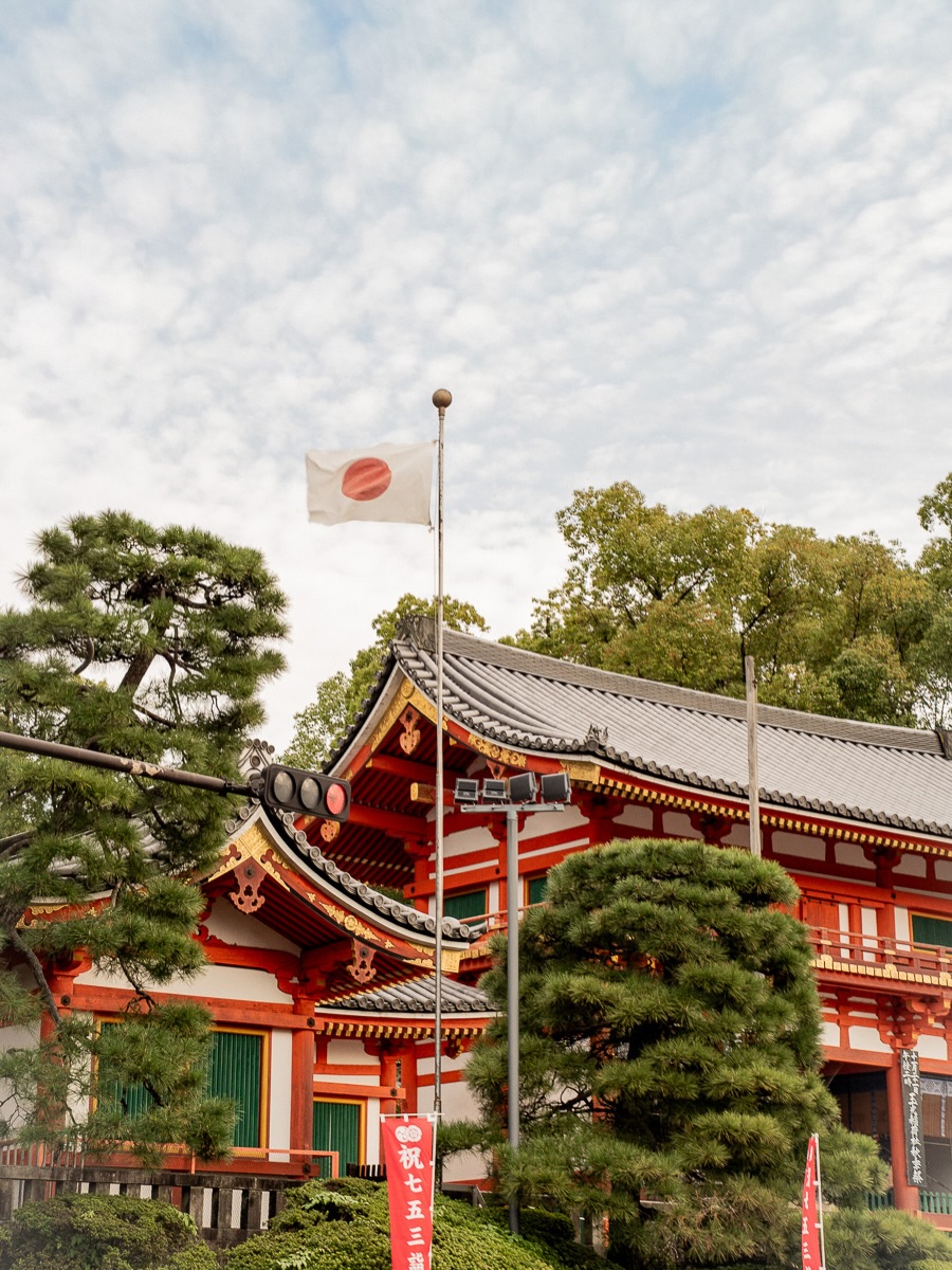 Pares de geta alineados frente a un tatami