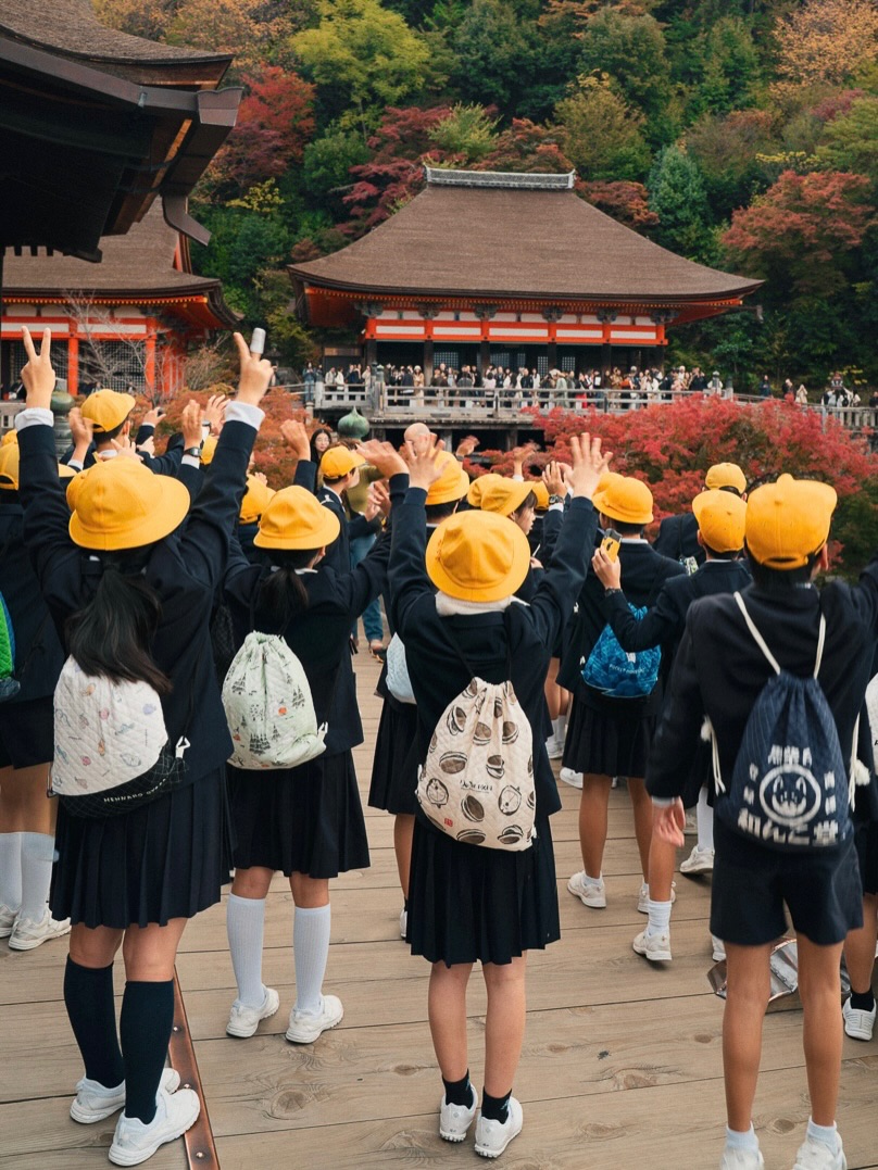 Escala arquitectónica de un templo de Kioto al atardecer